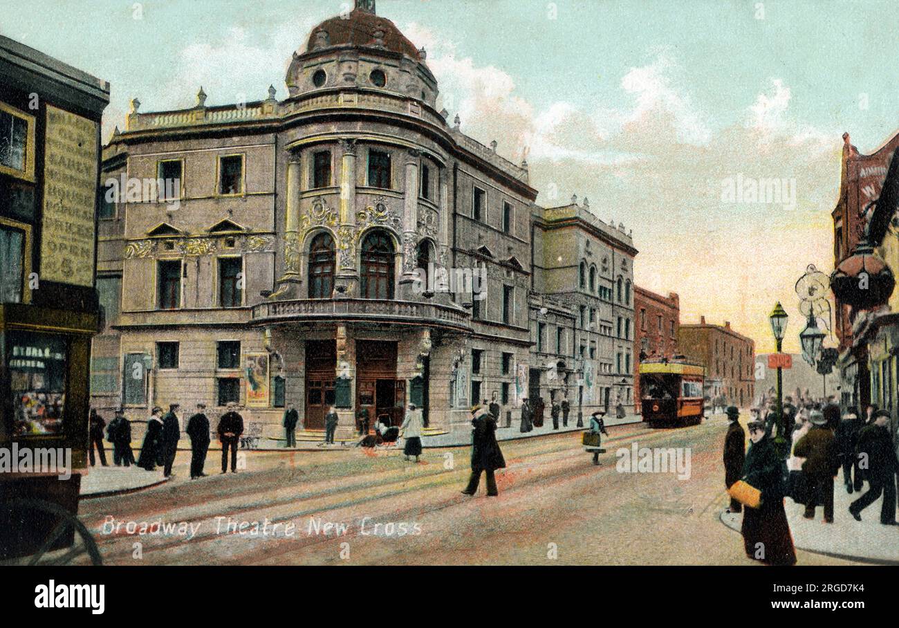 The Broadway Theatre, New Cross - South East London - situato in New Cross Road/Deptford Broadway, di fronte a Deptford High Street, all'angolo di Tanners Hill. Inaugurato nel 1897, è diventato un cinema nel 1911 e fu demolito negli anni '1960 L'architetto fu WGR Sprague, che progettò anche l'ancora in piedi Notting Hill Coronet. Foto Stock