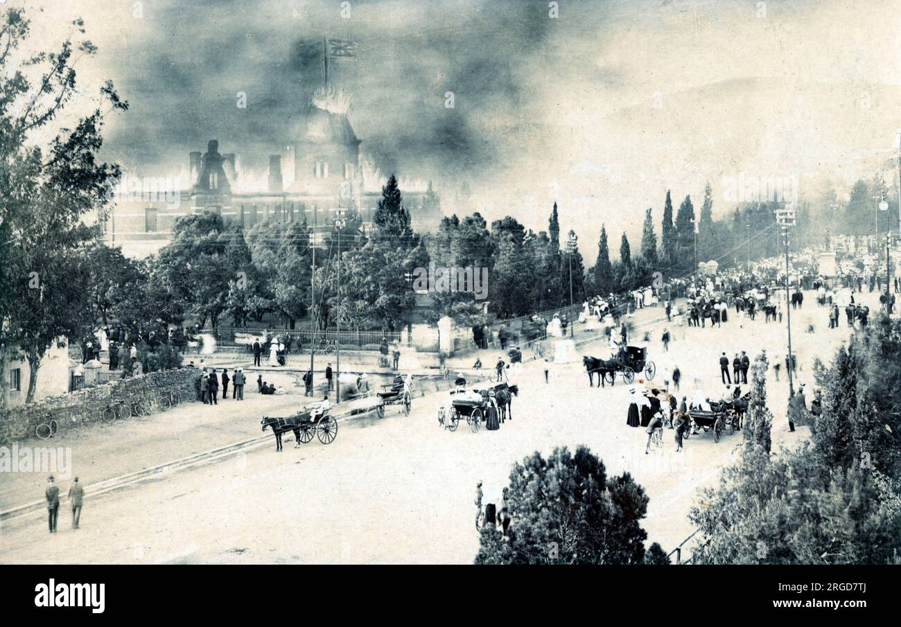 Bloemfontein, Orange Free State, Sud Africa - edificio governativo in fiamme. Notate la Union Flag sulla cupola, che mostra che si tratta di un riutilizzo di un'immagine precedente (il dominio britannico terminò nel 1905!!). Foto Stock