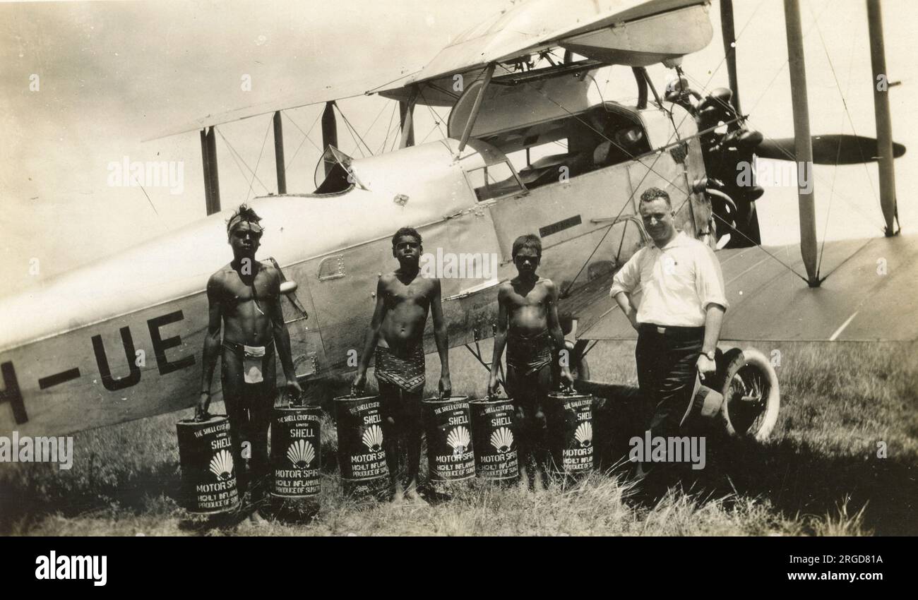 Servizi aerei australiani, da Camooweal a Daly Waters, Australia, pilota capitano Frank Neale con ragazzi aborigeni e lattine di benzina Shell Foto Stock