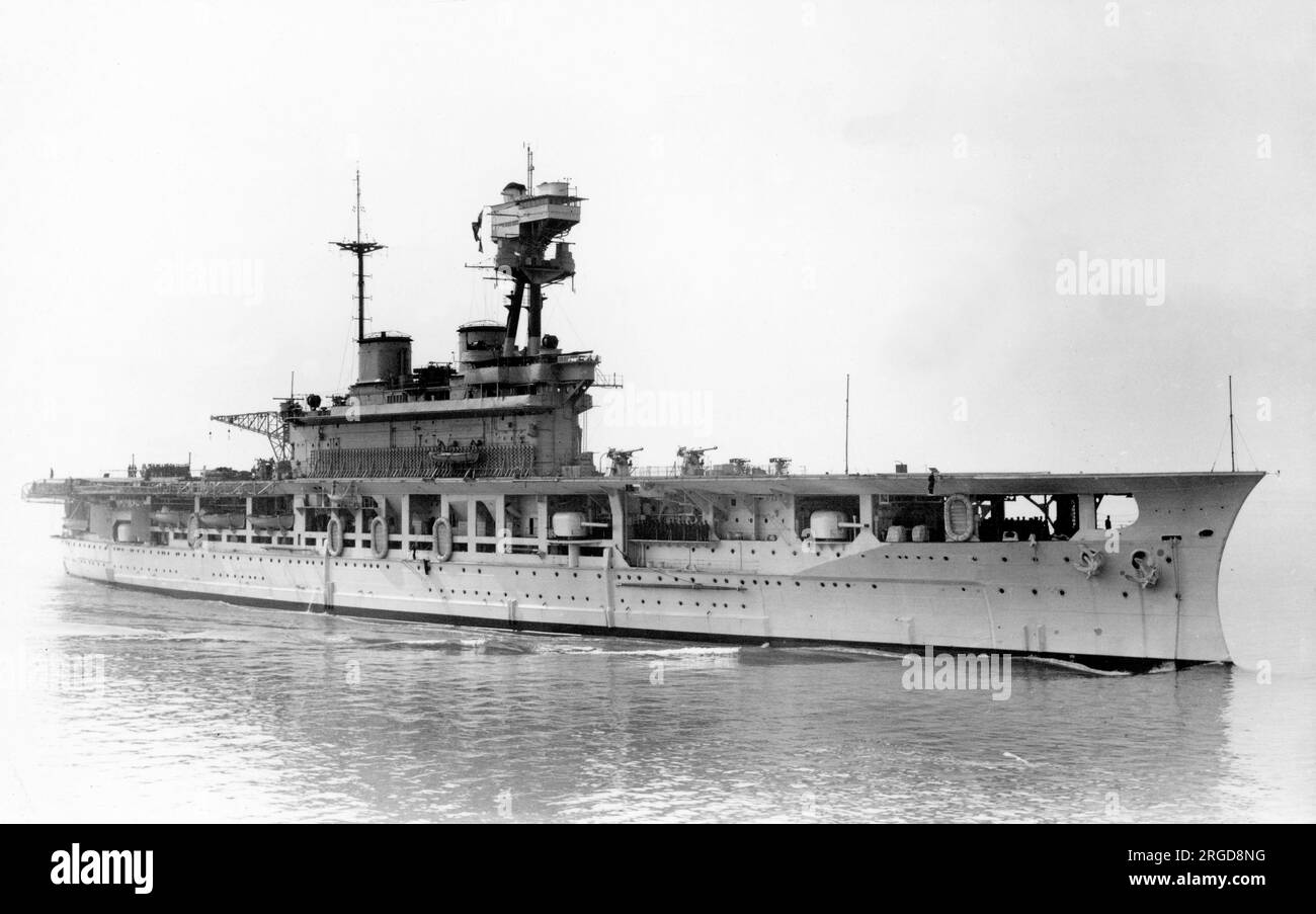 Royal Navy - HMS Eagle 94, una portaerei convertita dalla corazzata classe Almirante Latorre "Almirante Cochrane", ordinata dal Cile, ma mai consegnata. Visto nell'aprile 1933 Foto Stock