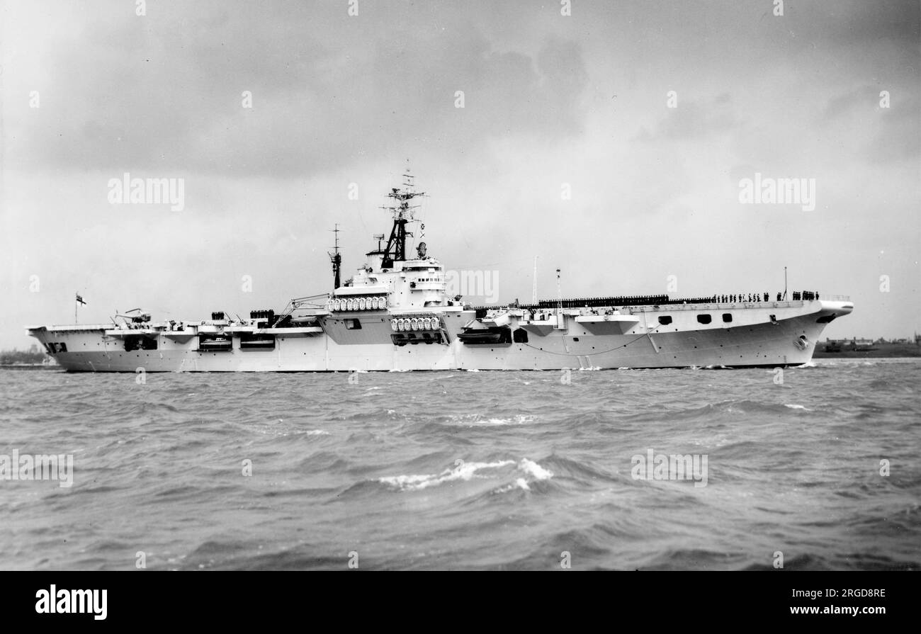 Royal Navy - HMS Theseus R64, una portaerei della flotta leggera della classe Colossus, nell'aprile 1953. Foto Stock