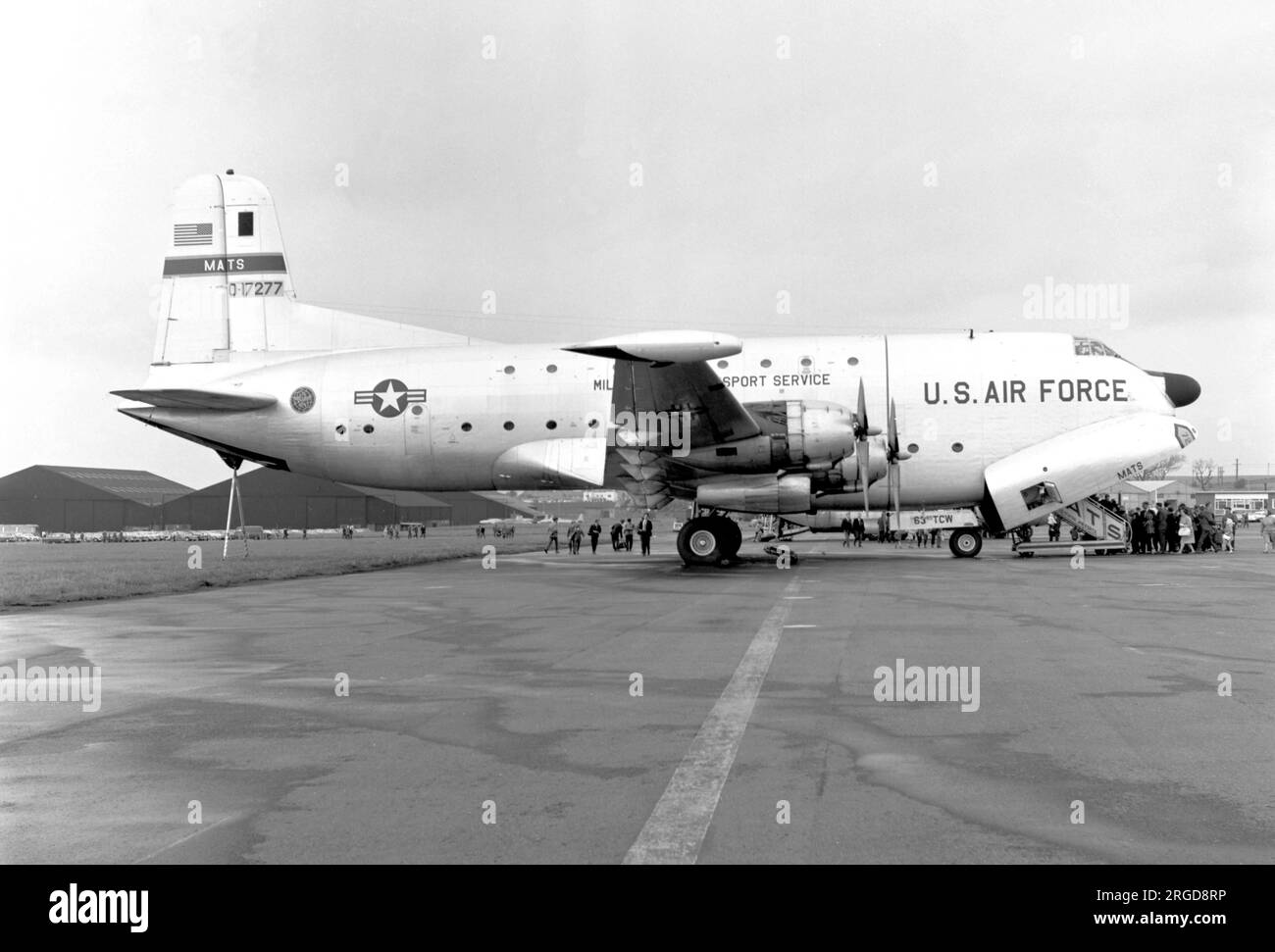 United States Air Force - Douglas C-124C-DL Globemaster II 51-7277 (msn 43728), del 63rd Troop Carrier Wing presso l'aeroporto di Prestwick il 22 maggio 1965. (Contrassegnato come o-17277 - o = obsoleto, spesso utilizzato per velivoli più vecchi nell'inventario USAF negli anni 50 e 60) Foto Stock