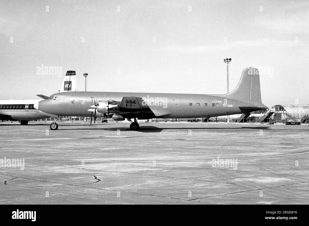 Douglas DC-6B TF-OAB (msn 45067 / 709), di Fragtflug, presso l'Aeroporto Internazionale di Luqa il 26 gennaio 1970, durante il suo periodo di aiuti per il sollevamento aereo a Biafra. Foto Stock
