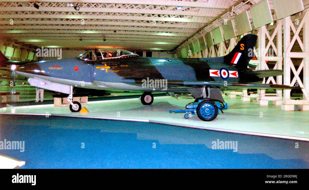 Royal Air Force Supermarine Swift FR.5 7712M / WK281. Costruito dalla Vickers Armstrong e consegnato il 5 novembre 1956, il WK281 si unì al No 79 Squadron a RAF Gutersloh, Germania Ovest nell'aprile 1959 e fu operato nel ruolo di ricognizione tattica da caccia fino al gennaio 1961, quando lo squadrone si convertì all'Hunter FR10. Fu recuperata a Church Fenton e poco dopo fu trasferita in uno squadrone ATC a Uxbridge per uso didattico a terra come 7712M. Dal 1967, il WK281 fu esposto in diverse stazioni della RAF prima di essere trasferito al RAF Museum di Hendon nel 1989 e SUB Foto Stock