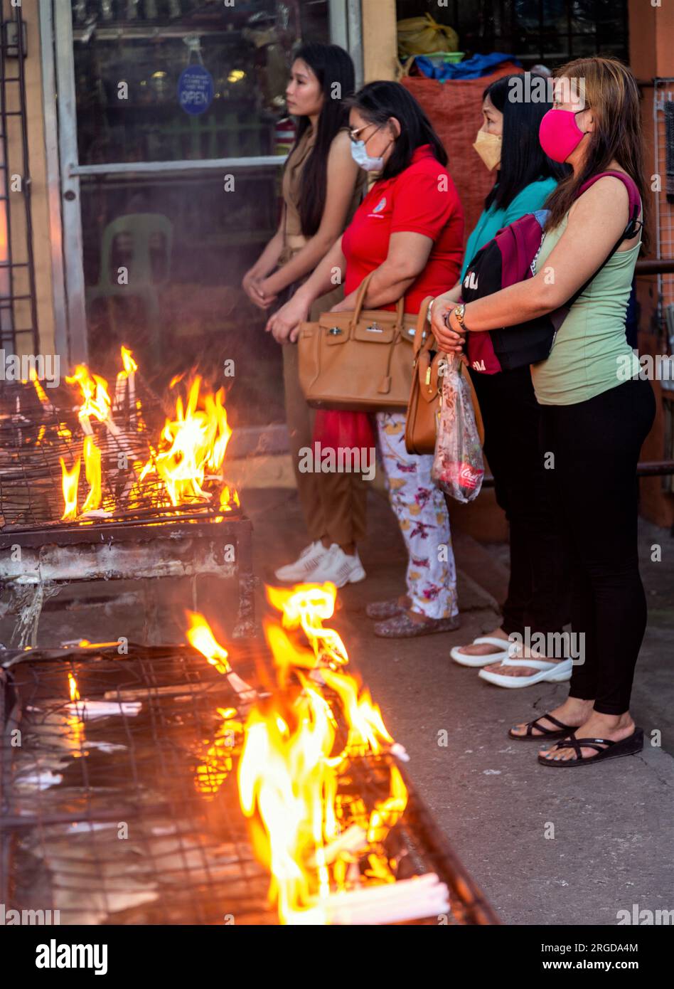 Dumaguete, Isola di Negros, Filippine-01 febbraio 2023: Cattolici devoti, visita il luogo sacro ogni giorno, per ringraziare le icone cristiane. Lo storico Belf Foto Stock