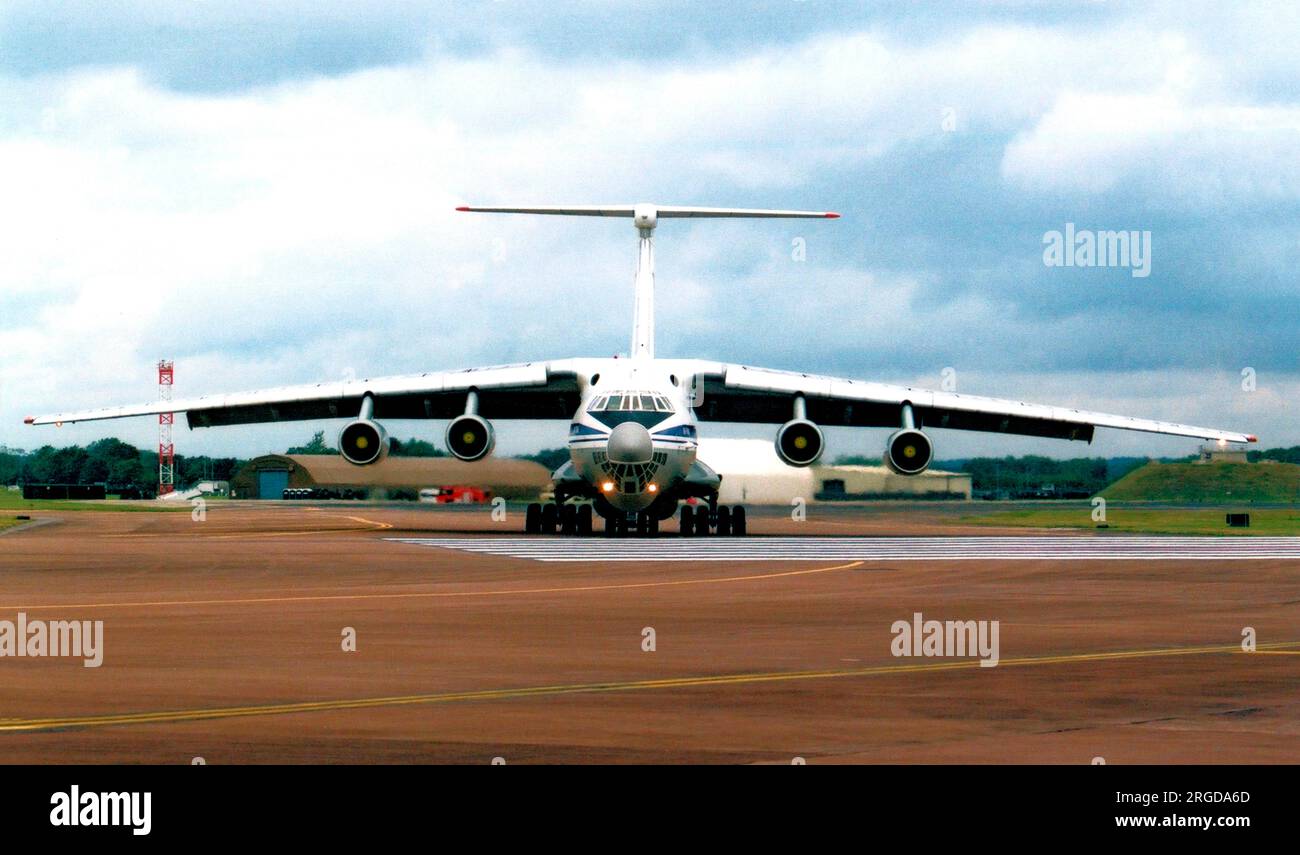 Ukraine Air Force - Ilyushin il-76MD UR-76697 (msn 0063470118), del 321 TAP, a RAF Fairford per il Royal International Air Tattoo il 25 luglio 1999. Foto Stock