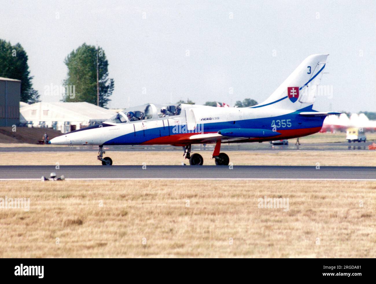 Slovak Air Force - Aero L-39C Albatros 4355 / '3' (msn 834355), del White Albatros display team, alla RAF Fairford il 29 luglio 1994 per il Royal International Air Tattoo. Foto Stock