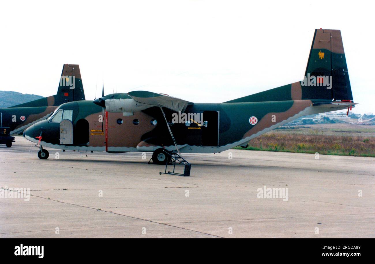 ForÃ Aerea Portuguesa - CASA C-212-100 Aviocar 16504 (msn 25), del 501 Esquadron, presso l'aeroporto di Sintra, il 6 maggio 2000. (ForÃ§a Aerea Portuguesa - Aeronautica militare portoghese) Foto Stock