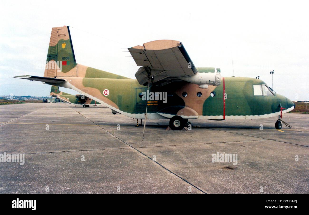 ForÃ Aerea Portuguesa - CASA C-212-100 Aviocar 16508 (msn 4-29), di 501 Esquadron, presso l'aeroporto di Sintra, il 6 maggio 2000. (ForÃ§a Aerea Portuguesa - Aeronautica militare portoghese) Foto Stock
