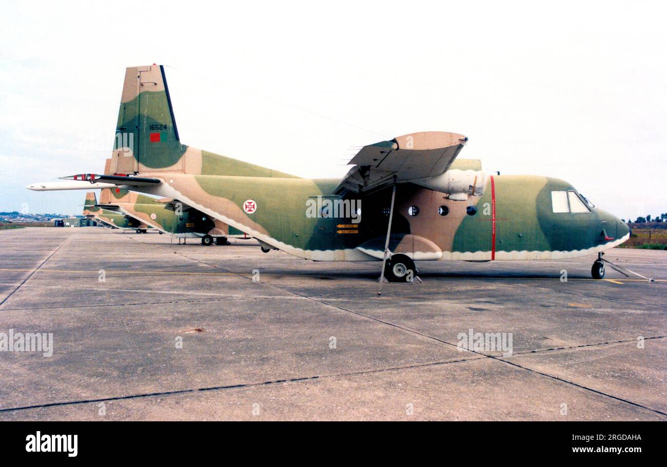 ForÃ Aerea Portuguesa - CASA C-212-100 Aviocar 16524 (msn 62), di 502 Esquadron, in deposito senza motori. (ForÃ§a Aerea Portuguesa - Aeronautica militare portoghese) Foto Stock