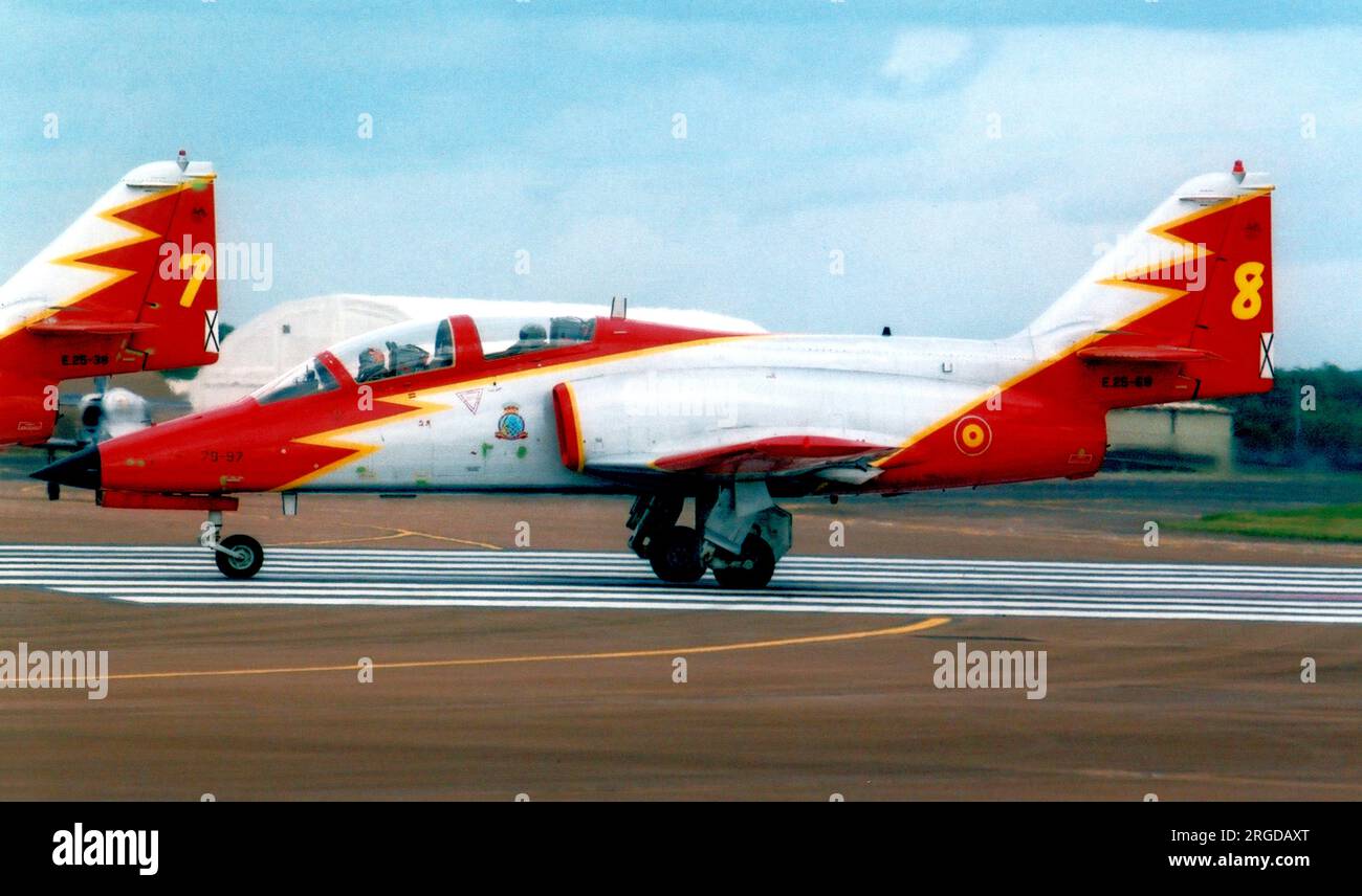 Fuerza Aerea Espanola - CASA C-101EB Aviojet E.25-69 / 79-97 / numero 8 (msn EB01-65-075), della squadra acrobatica 'Patrulla Aguilaa' (Ala 79 / Esc 793). (Fuerza Aerea Espanola - Aeronautica militare spagnola) Foto Stock