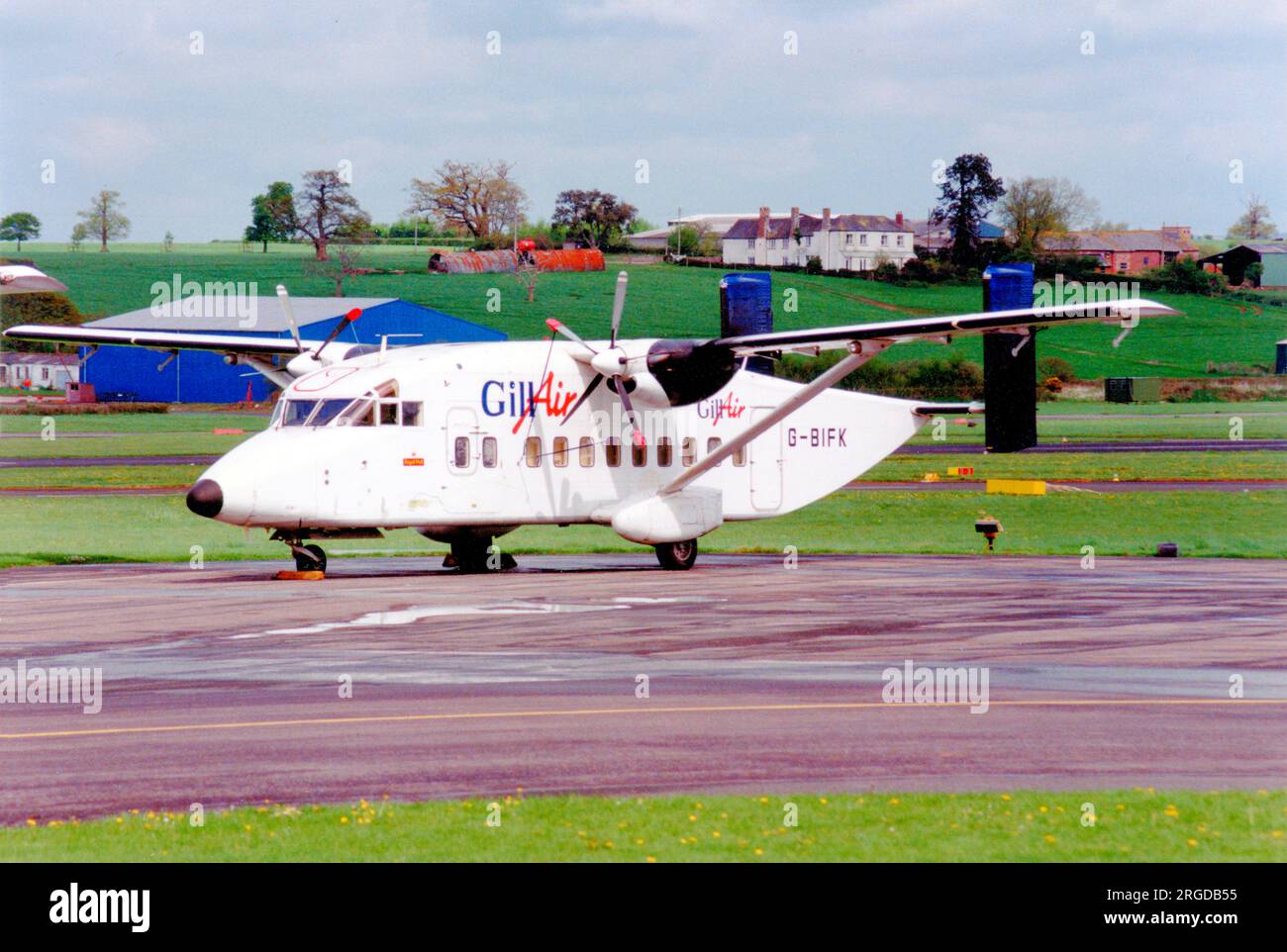 Breve SD3-30-100 G-BIFK (msn SH3060), della Gill Airways all'aeroporto di Exeter. Foto Stock