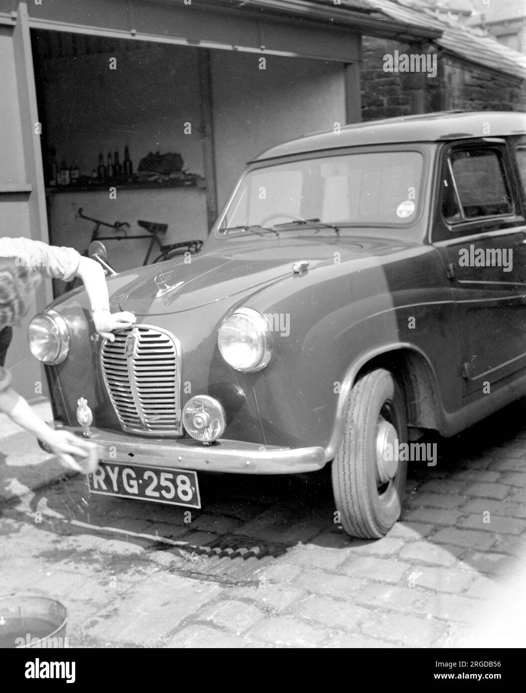 Austin A35 Countryman RYG 258, riceve l'attenzione di un orgoglioso proprietario. Foto Stock