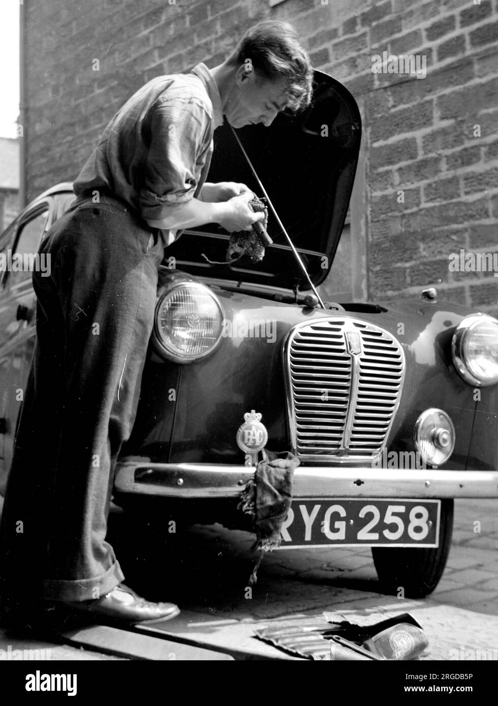Austin A35 Countryman RYG 258, riceve l'attenzione di un orgoglioso proprietario. Foto Stock