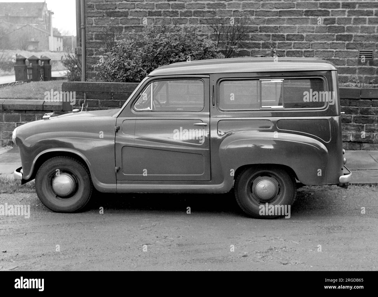 Austin A35 Countryman RYG 258, riceve l'attenzione di un orgoglioso proprietario. Foto Stock