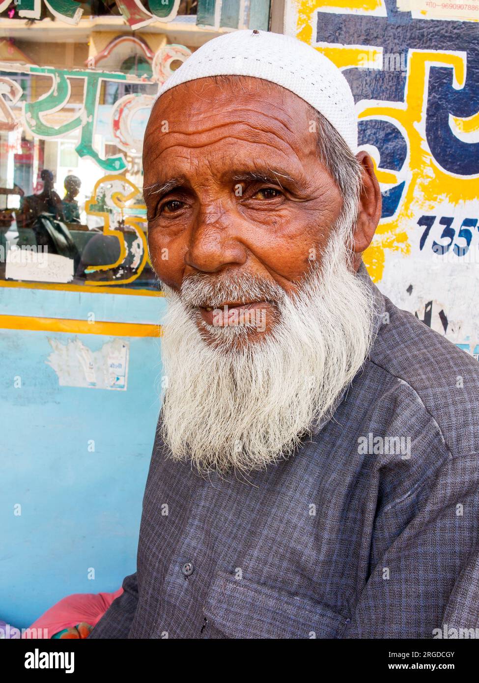 Vecchio indiano di fronte al suo negozio, Kaladhungi, Uttarakhand, India Foto Stock