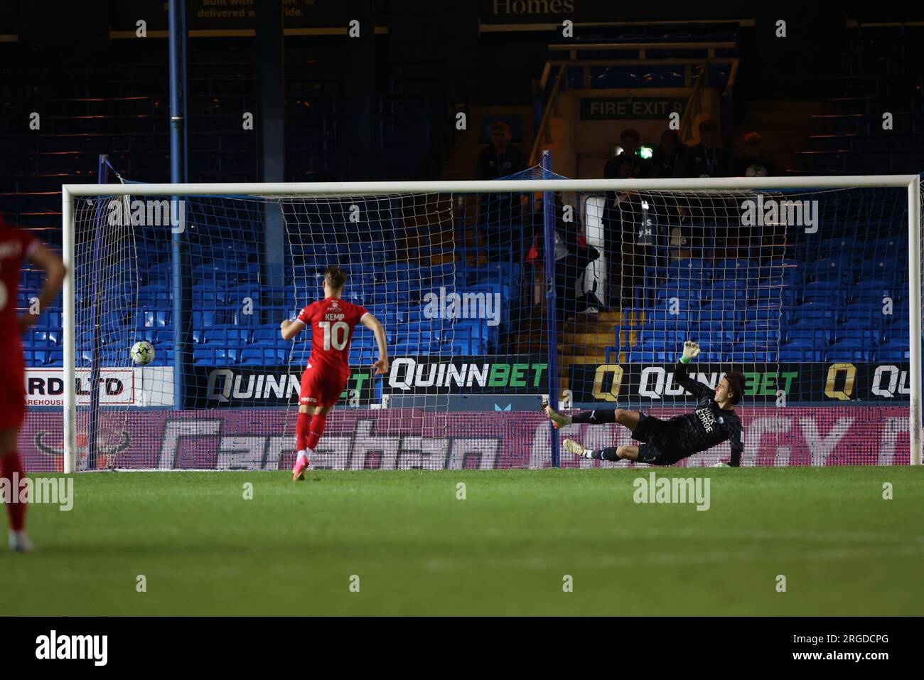 Peterborough, Regno Unito. 8 agosto 2023. Dan Kemp (ST) segna oltre Nicholas Bilokapic (PU) nei calci di rigore dopo che la partita è finita 1-1 al Peterborough United contro Swindon Town EFL First Round South match, al Weston Homes Stadium, Peterborough, Cambridgeshire, l'8 agosto 2023. Credito: Paul Marriott/Alamy Live News Foto Stock