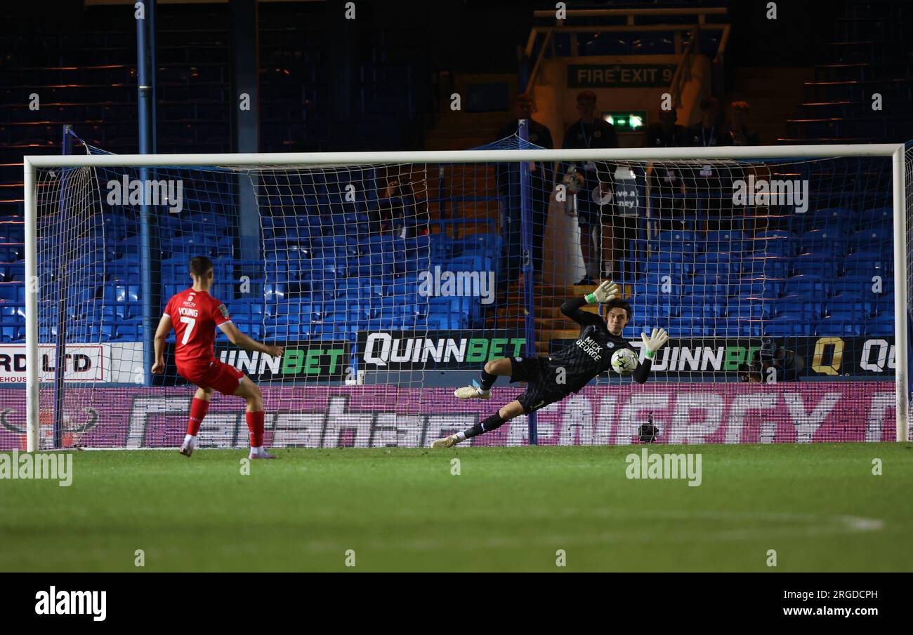 Peterborough, Regno Unito. 8 agosto 2023. Nicholas Bilokapic (PU) salva la penalità di Jake Young (ST) nei tiri di rigore dopo la fine della partita 1-1 nel primo turno South del Peterborough United contro Swindon Town EFL, al Weston Homes Stadium, Peterborough, Cambridgeshire, l'8 agosto 2023. Credito: Paul Marriott/Alamy Live News Foto Stock