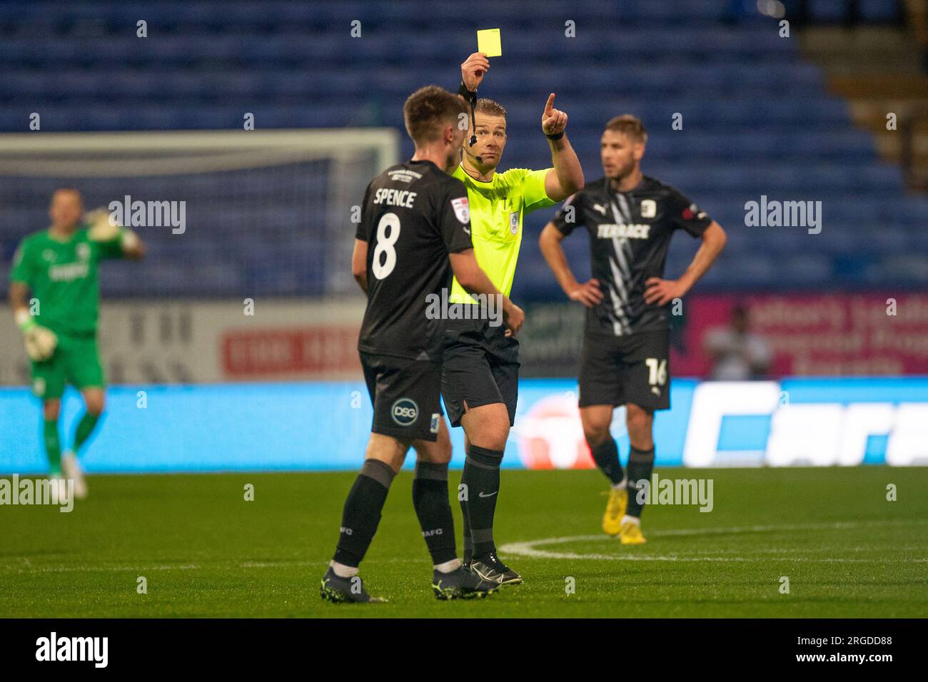 L'arbitro Anthony Backhouse dà un cartellino giallo a Jack Iredale #3 dei Bolton Wanderers durante il primo round North della Carabao Cup tra Bolton Wanderers e Barrow al Toughsheet Community Stadium di Bolton martedì 8 agosto 2023. (Foto: Mike Morese | mi News) crediti: MI News & Sport /Alamy Live News Foto Stock