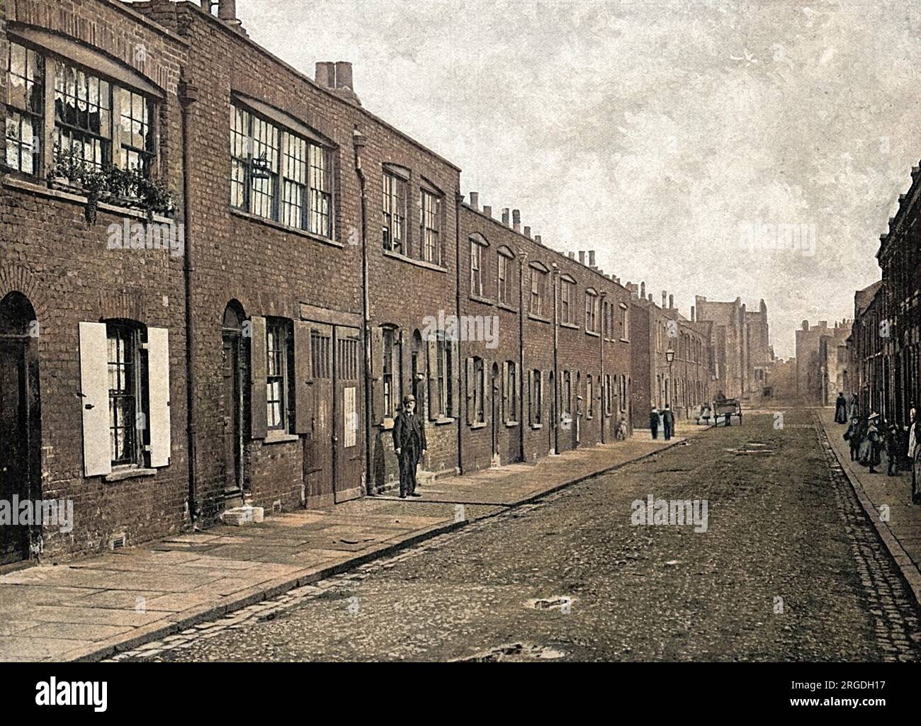 I tessitori francesi arrivarono in Inghilterra e si stabilirono a Spitalfields e nei dintorni. Fotografia che mostra una casa a file in Florida Street, Bethnal Green, occupata da tessitori. Foto Stock