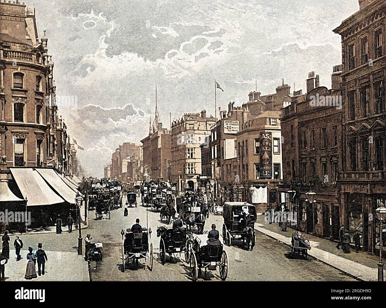 Il grande edificio all'angolo sulla sinistra è Marshall & Snelgrove, grandi magazzini. New Bond Street si apre sulla destra, dove la bandiera sta sventolando e si estende oltre Oxford Circus. Foto Stock