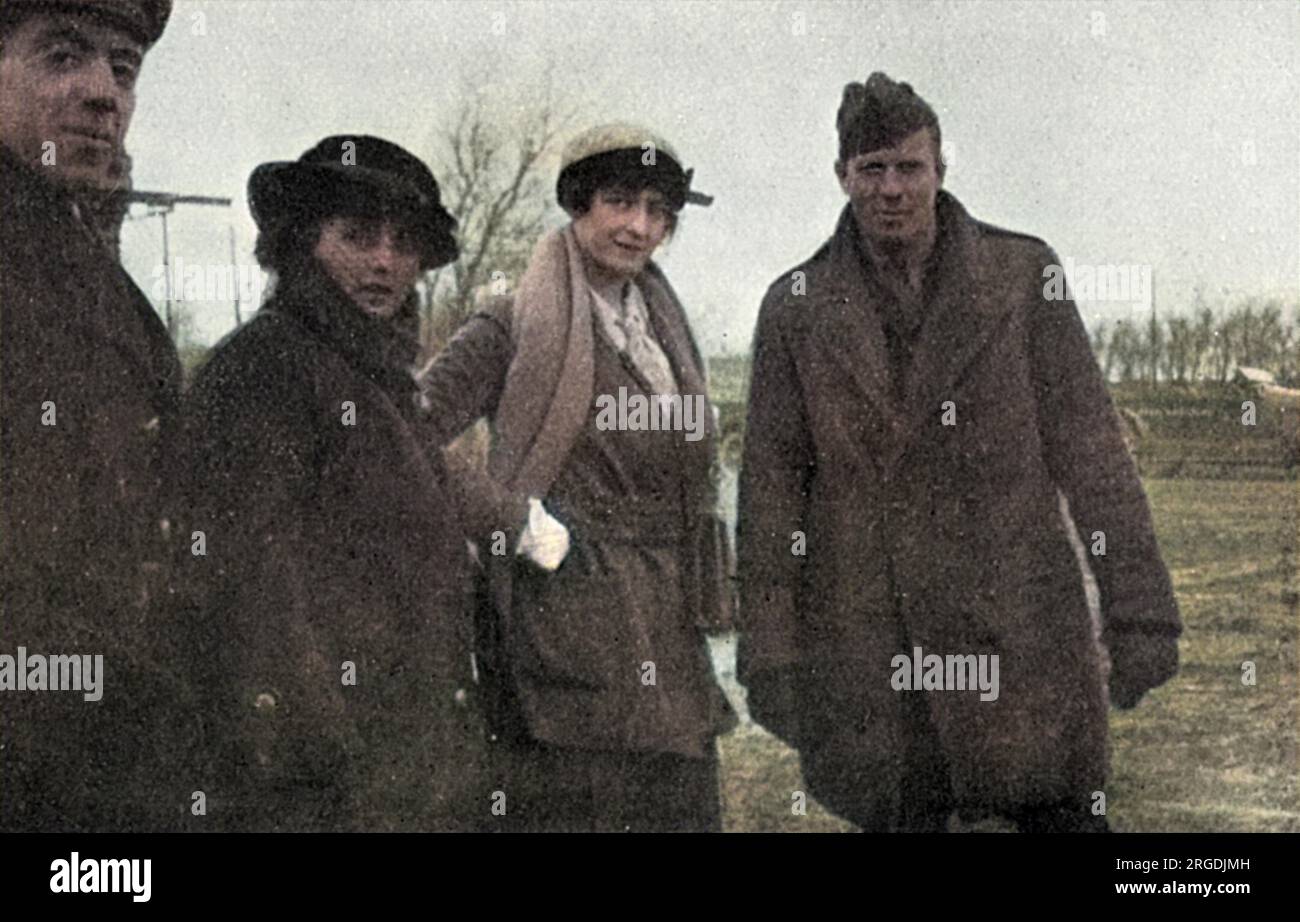 Il capitano Anthony Frederick Wilding (1883-1915), tennista neozelandese nato e quattro volte campione di Wimbledon nella foto di un aerodromo "Somewhere in France" nel 1915 con da sinistra, Miss Maxine Elliott e Lady Drogheda. Fu assegnato al Royal Naval Air Service durante la prima guerra mondiale. Wilding morì nei pressi di Neuve Chapelle, in Francia, il 9 maggio 1915, mentre combatteva nella battaglia di Aubers Ridge. Foto Stock