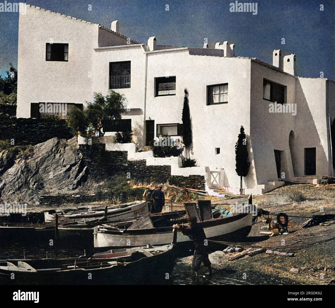 Questa è la casa dell'artista surrealista, Salvador Dali, a Port Lligat, ai piedi dei Pirenei spagnoli sul Mediterraneo. E 'stato convertito da quattro cottage dei pescatori. Nel 1997 la casa divenne un museo. Foto Stock