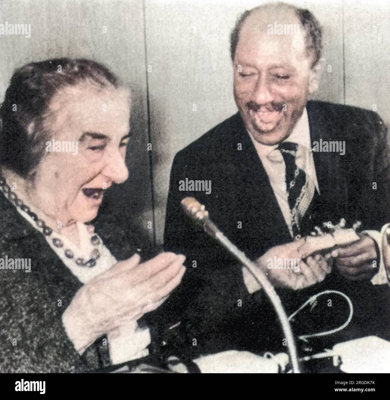 Golda Meir (1898-1976) presenta al presidente Anwar Sadat d'Egitto (1918-1981) un regalo per il suo nuovo nipote. Sadat divenne il primo leader arabo a mettere piede in Israele nei suoi 29 anni di esistenza quando arrivò a Tel Aviv all'inizio della sua visita di due giorni. Foto Stock