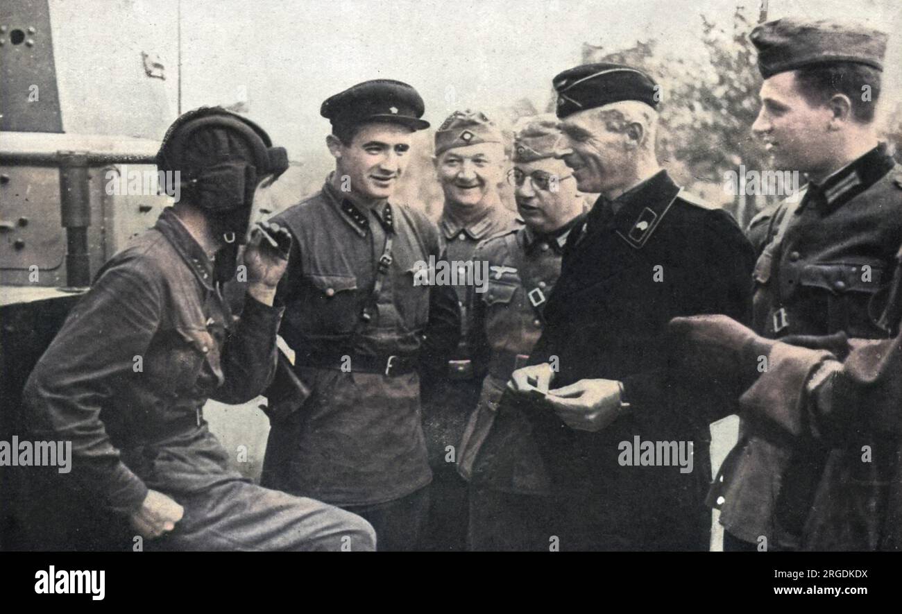 I due invasori della Polonia nel settembre del 1939 fraternizzano, in quella che la sfera chiama, "l'alleanza sante tra nazisti e bolscevichi". Foto Stock