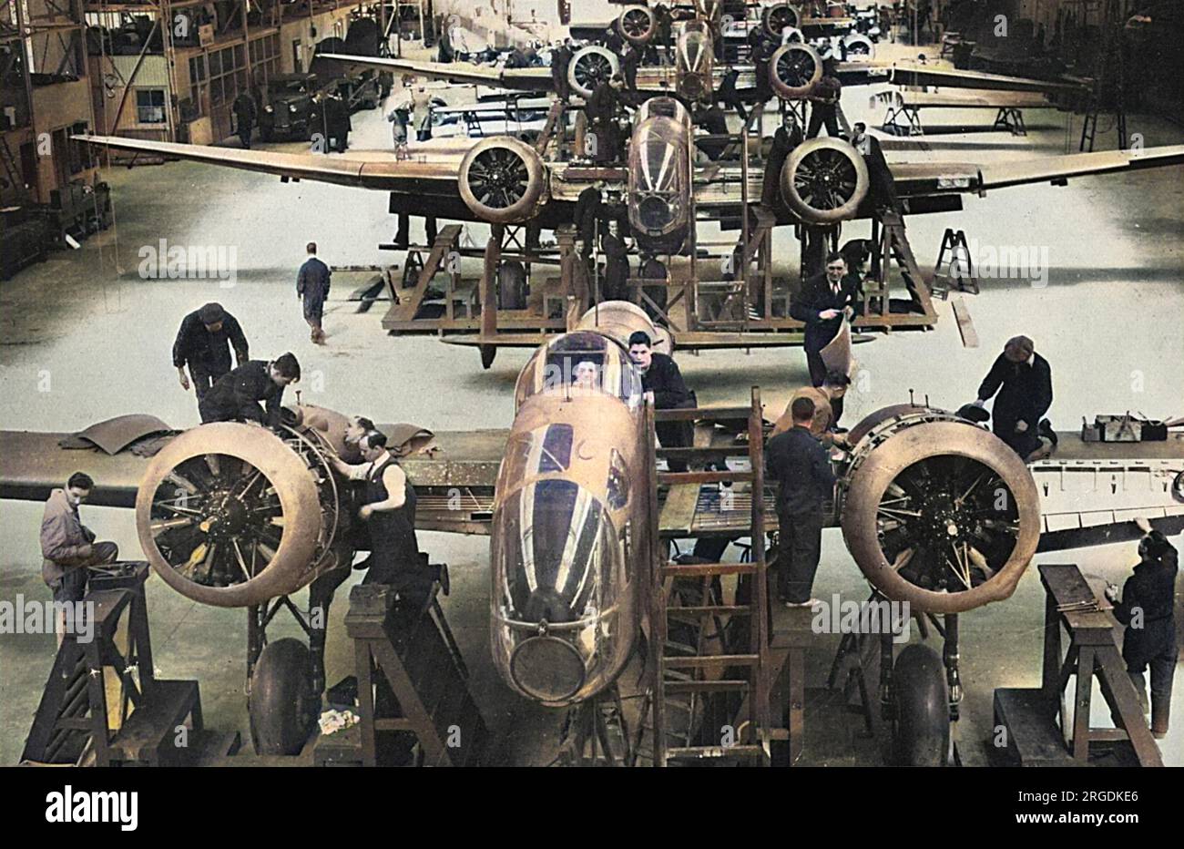 I bombardieri Hampden avanzarono molto sulla linea di produzione in una fabbrica di aerei britannica nel novembre 1939. Foto Stock