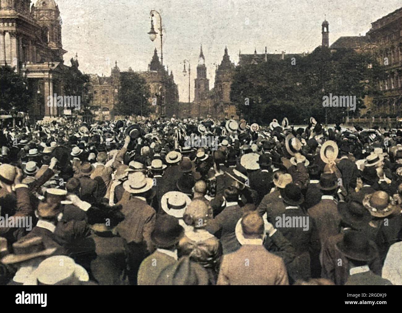 In seguito alla dichiarazione di guerra contro la Russia, il Kaiser Guglielmo II viene acclamato fuori dal Palazzo Imperiale di Berlino Foto Stock