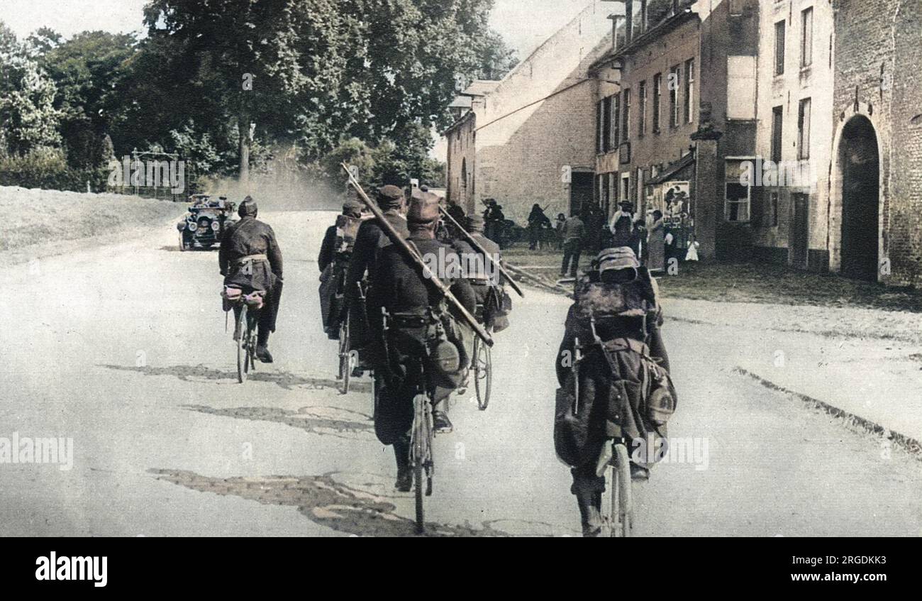 I ciclisti belgi si dirigono verso la prima linea. I soldati ciclisti erano meno cospicui e più tranquilli della cavalleria tradizionale, ma i dto suite meno efficienti viaggiano su terreni accidentati. Foto Stock