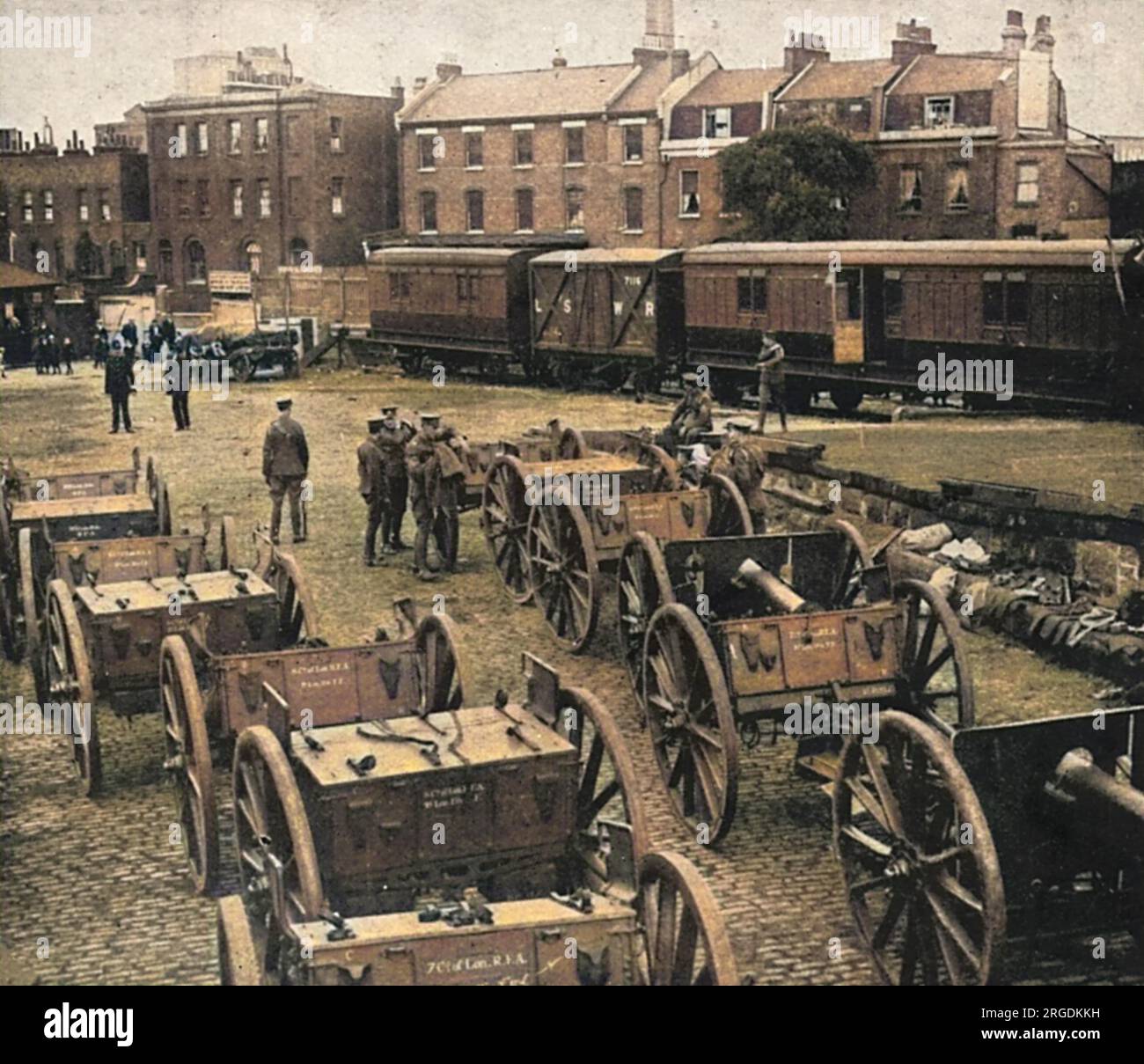 Con l'ordine di mobilitazione dato, i pezzi di artiglieria sono raccolti in Nine Elms Goods Yard, Londra, pronti per il trasporto ferroviario Foto Stock