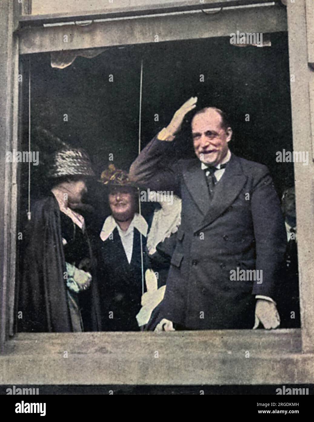 L'Ambasciatore italiano appare alla finestra dell'Ambasciata a Londra per riconoscere la folla celebrativa che si è riunita all'esterno. L'Italia aveva annunciato che sarebbero rimasti neutrali dopo lo scoppio della guerra in tutta Europa. Foto Stock