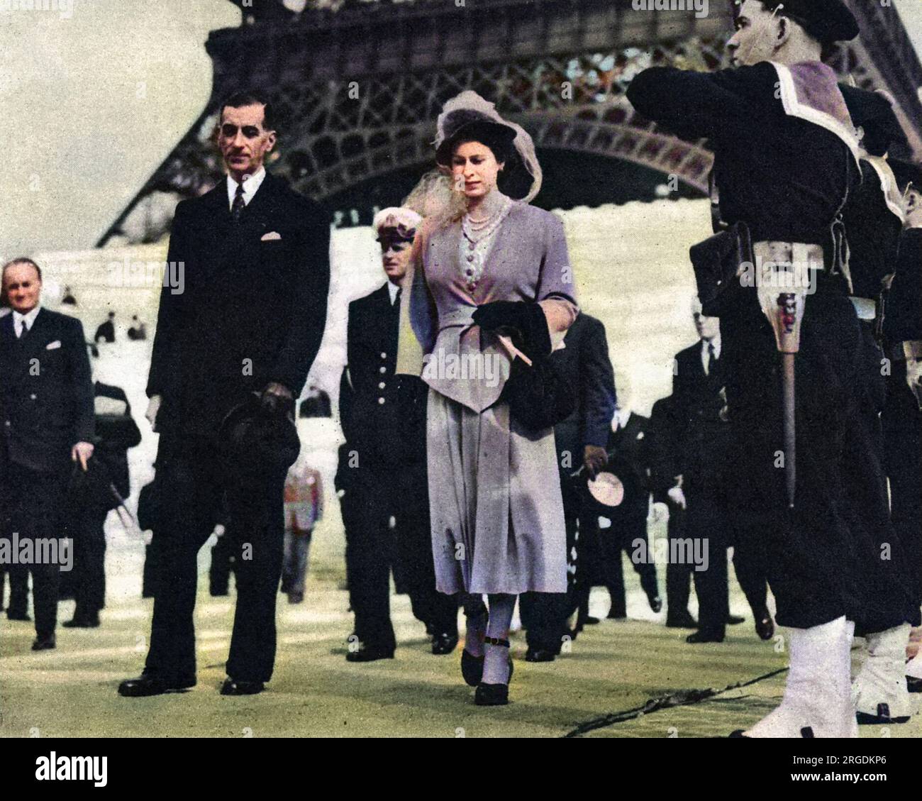 Durante una visita a Parigi, la Principessa Elisabetta e il Principe Filippo, il Duca di Edimburgo alla Torre Eiffel, stanno per salpare sulla Senna. Accanto alla principessa c'è Pierre de Gaulle, sindaco di Parigi e fratello di Carlo. Foto Stock