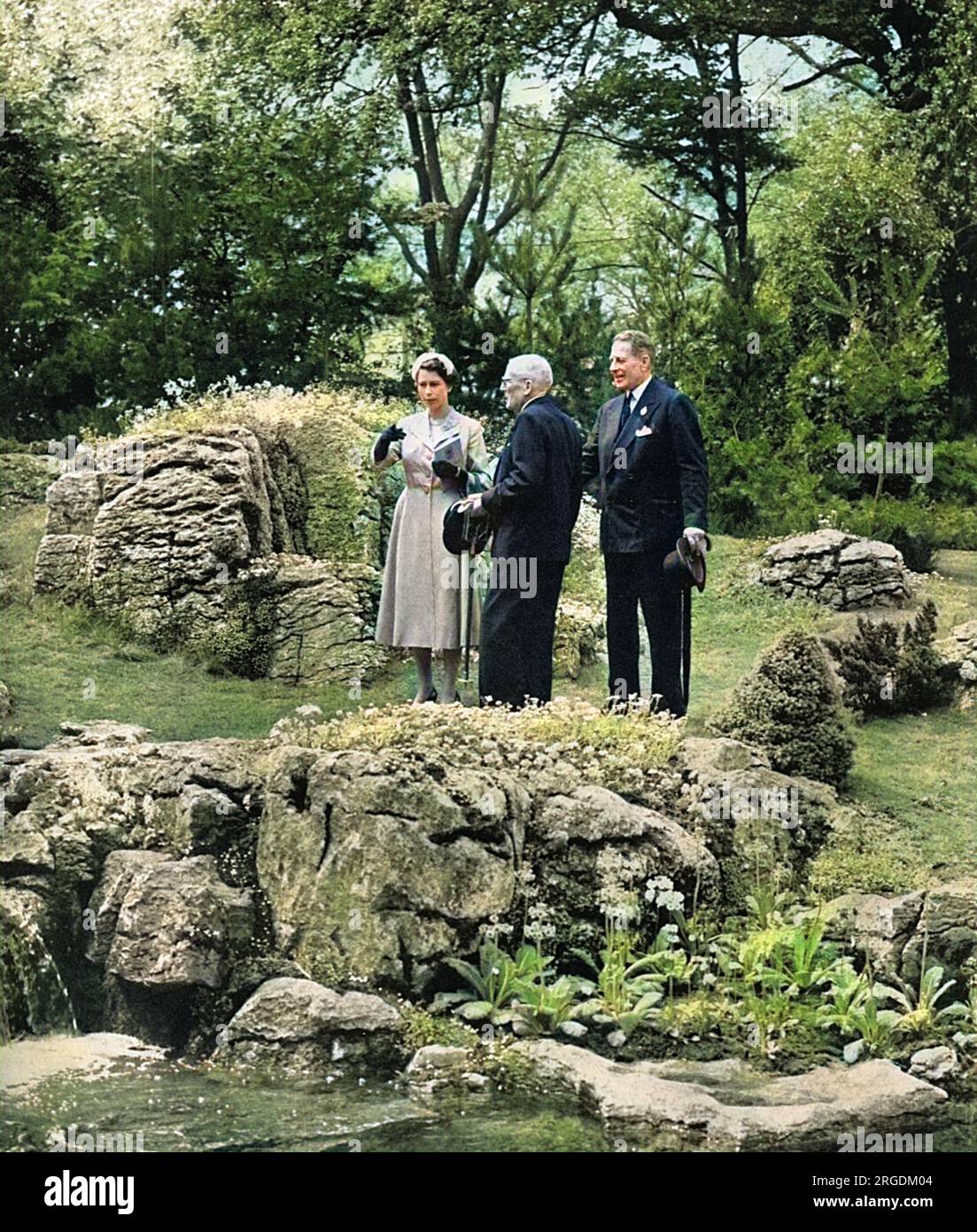 La regina Elisabetta II visitò il Chelsea Flower Show nel 1955, ispezionando un giardino roccioso che ha attirato la sua attenzione. È diretta intorno allo spettacolo da suo zio materno, l'onorevole David Bowes-Lyon. Foto Stock