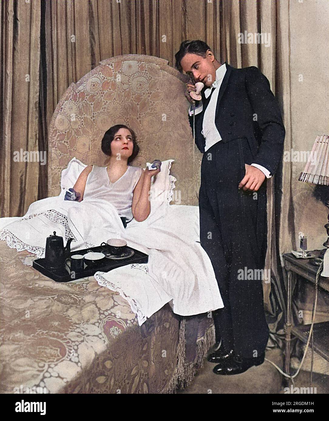 Tallulah Bankhead e Leslie Howard apparvero in "Her Cardboard Lover" al Lyric Theatre di Londra nel 1928. Foto Stock