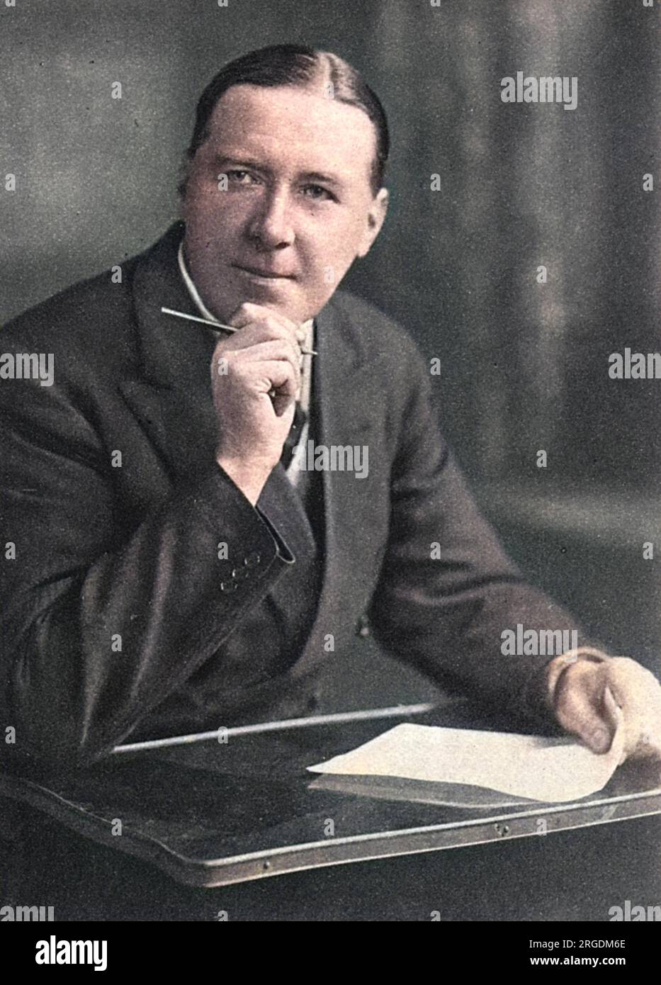 Keble Howard alias John Keble Bell (1875 - 1928), autore, romanziere e drammaturgo. Terzo figlio del Rev. G. E. Bell, è entrato a far parte della rivista Sketch come Assistant Editor nel 1899 e ha curato il giornale tra il 1902 e il 4. È stato autore di numerosi romanzi e opere teatrali, tra cui compromettendo Martha, The Smiths of Surbiton, Dropping the Pilot e The test Kiss. Tra le sue opere c'era Lord Babs, una farsa scritta nel 1925. Era ben noto ai lettori di Sketch come l'autore di 'Motley Notes' che apparve per la prima volta nel 1899 e continuò senza interruzioni fino a poco prima della sua morte precoce nel 1928. Foto Stock