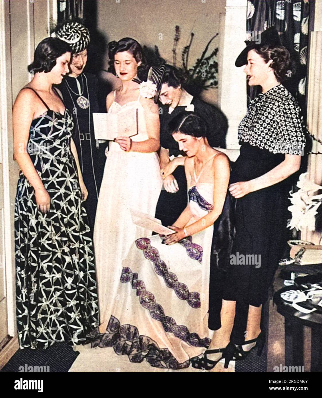 Le ragazze della società come manichini dilettanti al vestito di Dorothy  Law mostra nel marzo 1939. Da sinistra a destra, il gruppo mostra Miss Anne  Nettlefold, Miss Joan o'Malley, Miss Muriel Cunningham