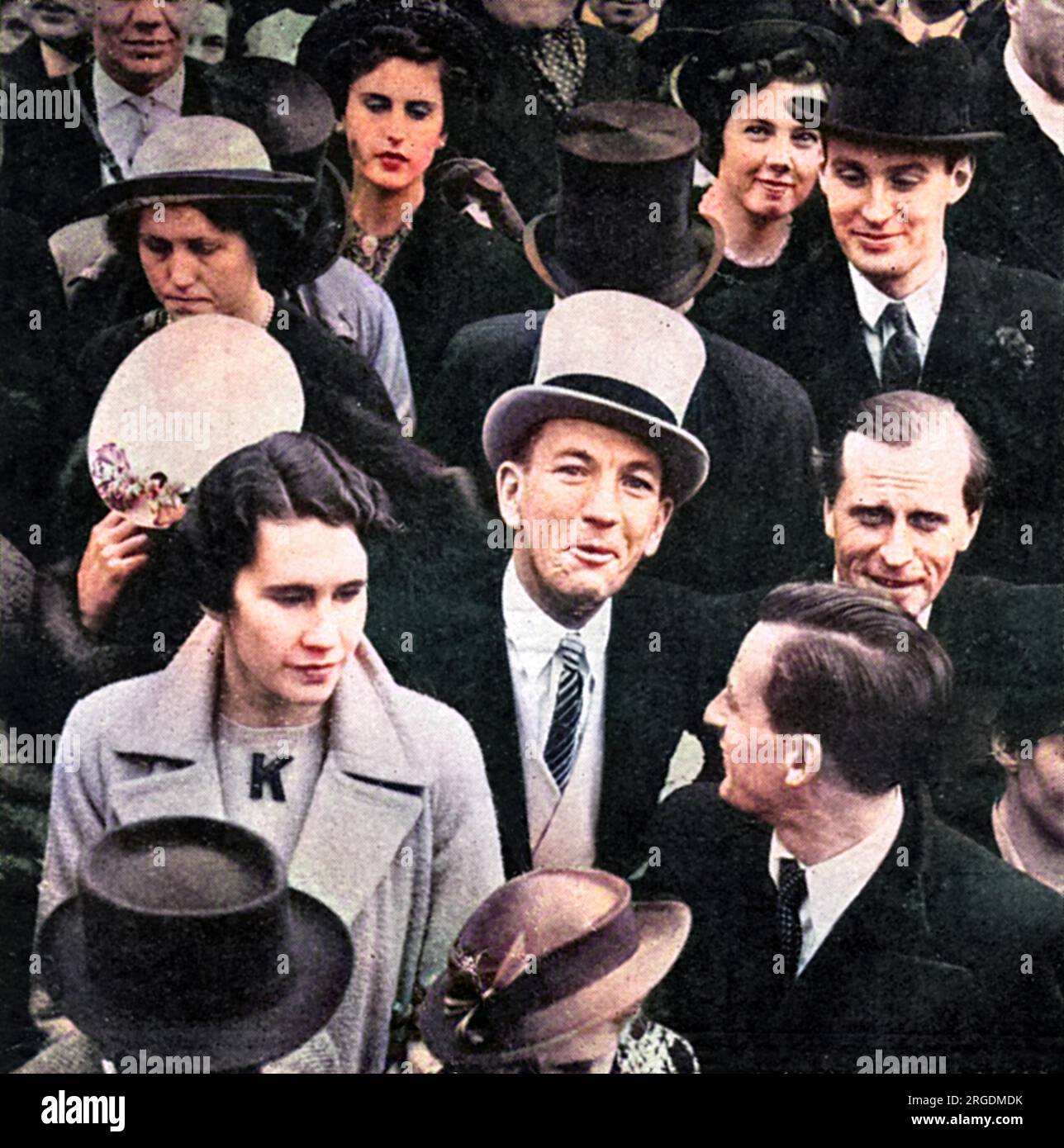 Noel Coward (Sir Noel Peirce Coward, 1899-1973), attore, cantante, drammaturgo inglese, direttore e compositore, con un cappello grigio, e raffigurato fuori Buckingham Palace, dove era tra la folla a guardare la processione dell'incoronazione di re Giorgio vi il 12 maggio 1937. Foto Stock Noel Coward (Sir Noel Peirce Coward, 1899-1973), attore, cantante, drammaturgo inglese, direttore e compositore, con un cappello grigio, e raffigurato fuori Buckingham Palace, dove era tra la folla a guardare la processione dell'incoronazione di re Giorgio vi il 12 maggio 1937. Foto Stock