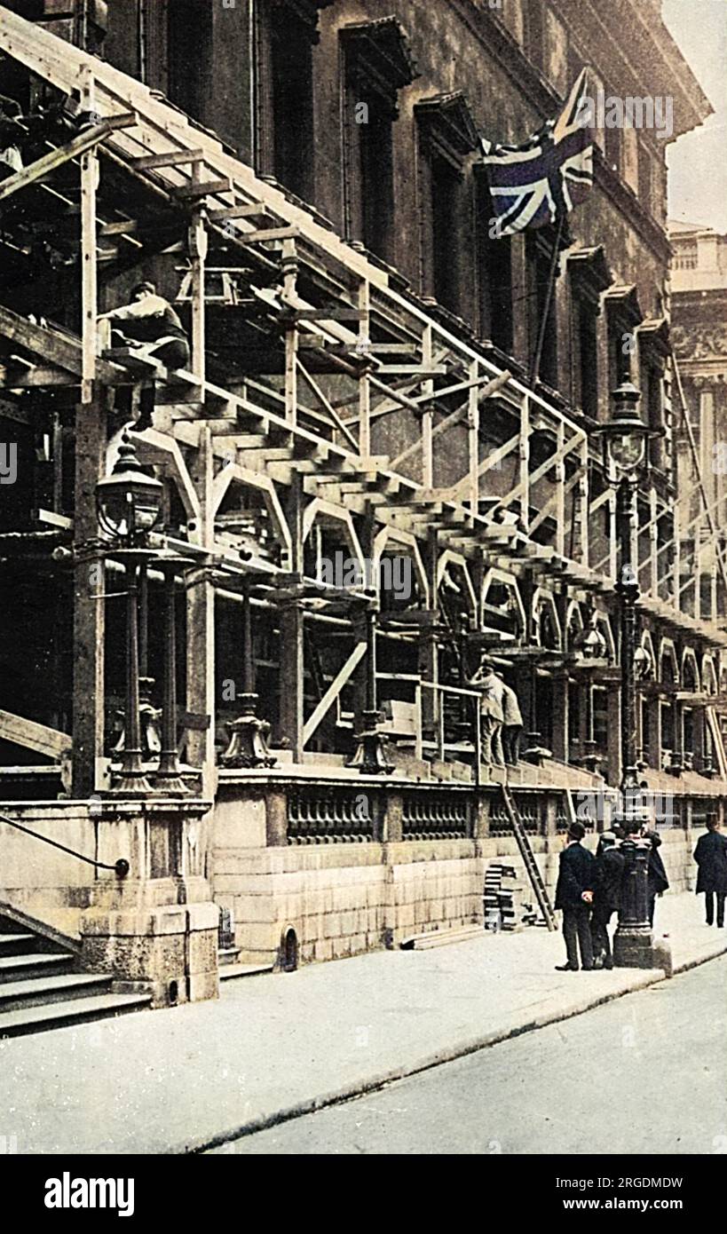 Stand speciali e gallerie d'osservazione in costruzione sul fronte del Reform Club a Pall Mall, Londra, da dove i membri e le loro famiglie potevano assistere alla processione dell'incoronazione di re Giorgio V nel giugno 1911. Foto Stock