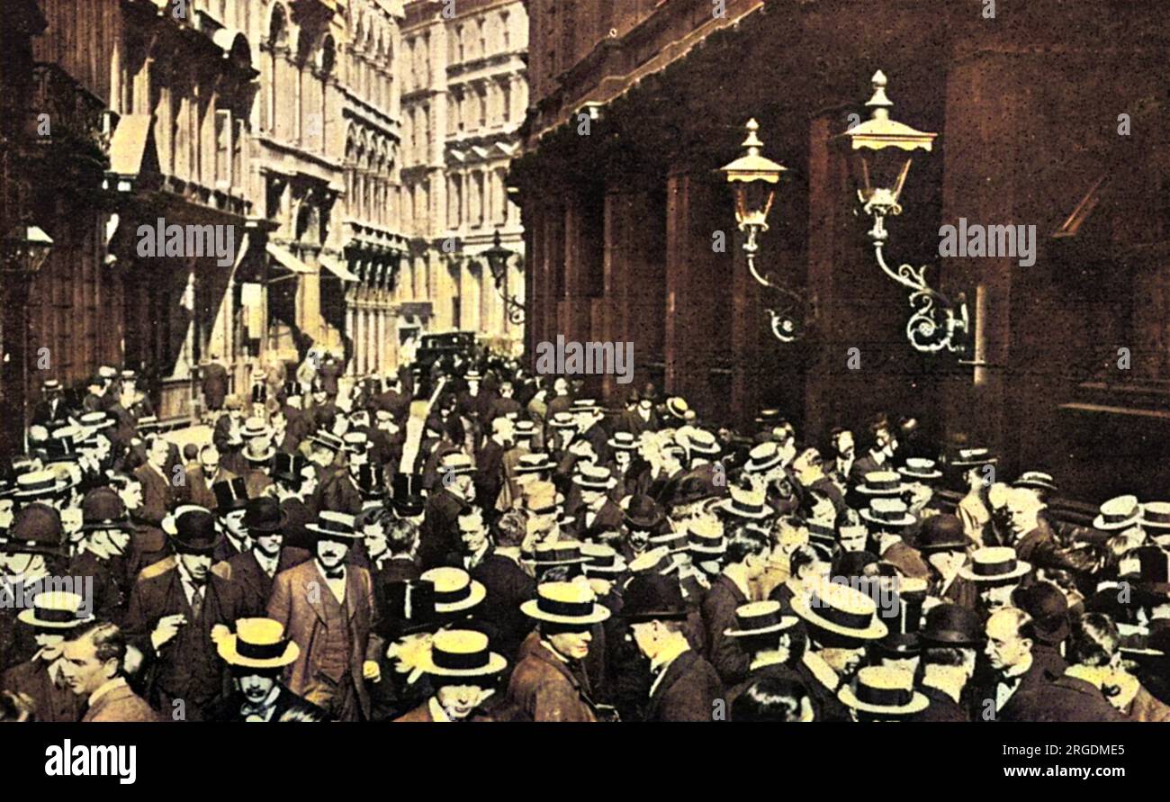 Un'eccitata folla di agenti di borsa si riunisce in Throgmorton Street, nella City di Londra. Il panico finanziario era previsto, dato che lo scoppio della guerra sembrava inevitabile. Foto Stock