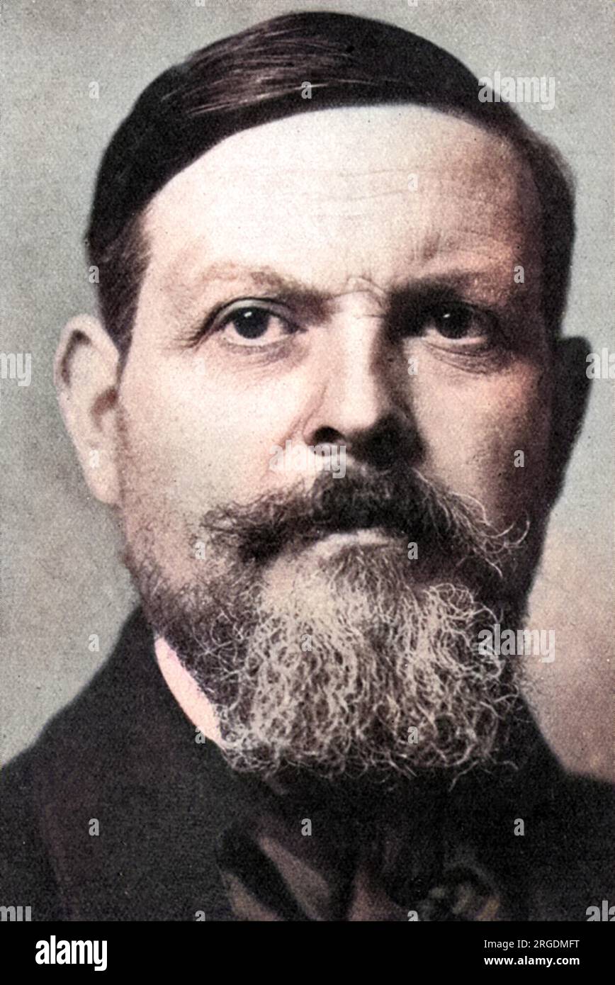 Sir Frank William Brangwyn RA RWS RBA (1867 - 1956), artista anglo-gallese, pittore, acquerellista, incisore e illustratore virtuoso e designer progressista. Nella foto del Tatler all'epoca gli era stato presentato un magnifico vaso di Sevres dal Ministero francese delle Belle Arti in riconoscimento del suo dono alla nazione francese di una serie completa di suoi incisioni. Foto Stock