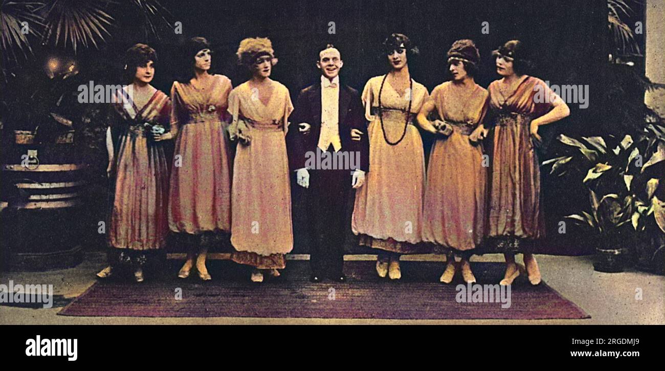 Les Rouges et Noirs, la troupe di concerti della prima Armata raffigurata con il direttore, il capitano Makeham al Teatro Savoy nel 1919. La prima festa dell'esercito si chiamò Les Rouge et Noirs dopo il segno rosso e nero dell'unità (una striscia nera racchiusa tra due strisce rosse). La fine della guerra le trovò nella zona di Valenciennes, dove continuò a esibirsi dopo l'armistizio nel Teatro Comunale. Il cast è stato smobillato durante la primavera, e riformato come la troupe schegge in Inghilterra in My 1919, e ha iniziato una carriera notevole, che ha continuato almeno fino allo scoppio del WW2. Foto Stock