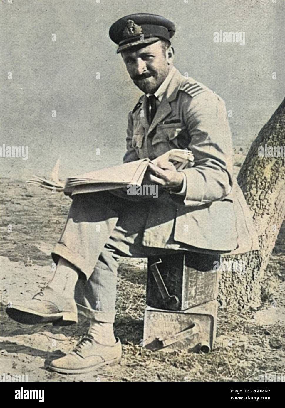 Air Commodore Charles Rumney Samson CMG, DSO & Bar, AFC (8 luglio 1883 û 5 febbraio 1931), pioniere dell'aviazione navale britannica. Fu uno dei primi quattro ufficiali selezionati per l'addestramento dei piloti dalla Royal Navy e fu la prima persona a pilotare un aereo da una nave in movimento. Comandò anche i primi veicoli corazzati britannici utilizzati in combattimento. Trasferitosi alla Royal Air Force alla sua creazione nel 1918, Samson detenne il comando di diversi gruppi nell'immediato periodo post-bellico e negli anni '1920 Nella foto The Illustrated Sporting & Dramatic News mentre prendeva parte alla campagna di Daradanelles. E' vero Foto Stock