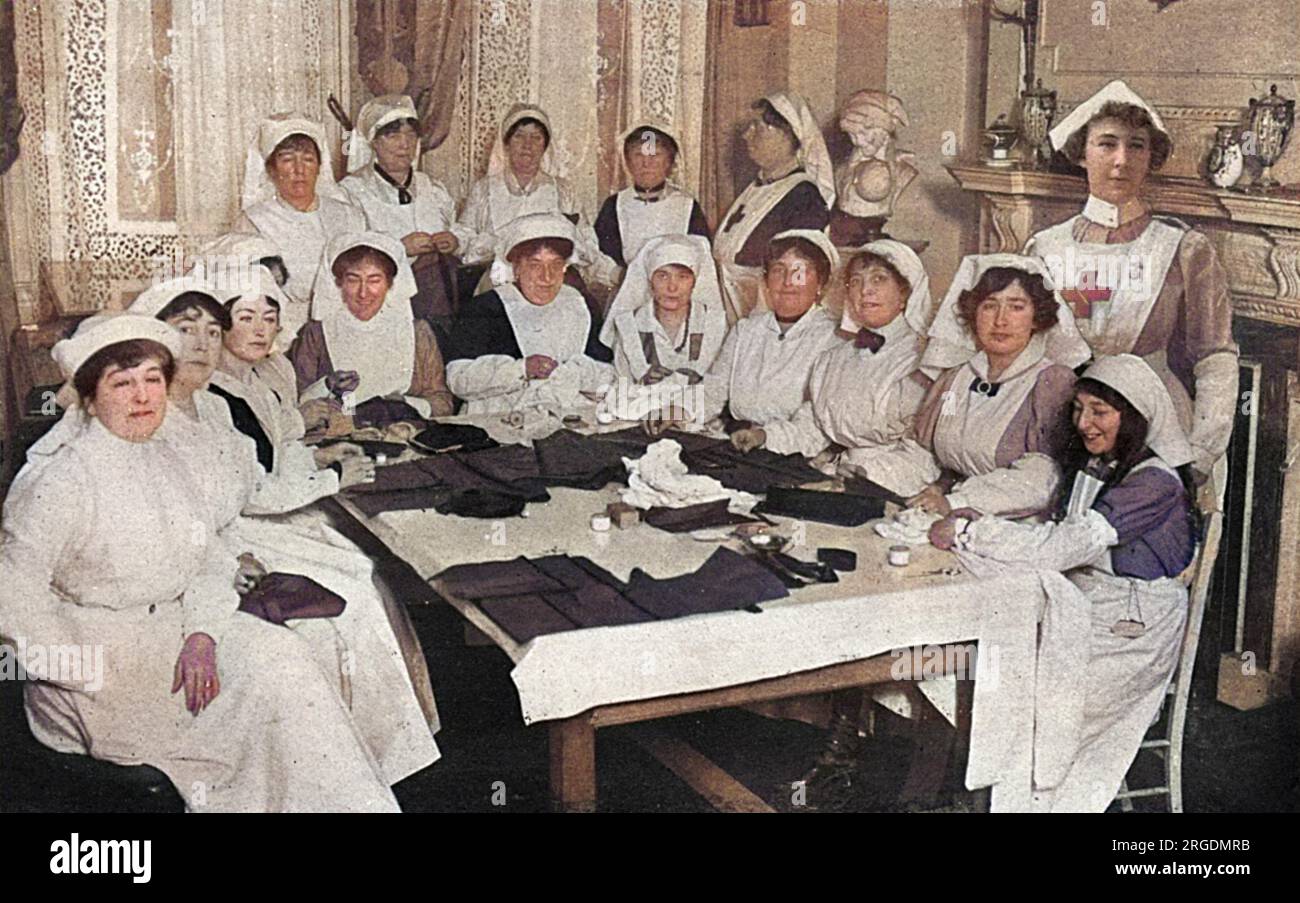 Le donne nella casa cittadina di R. G. Edwards a 22 New Cavendish Street ('una delle più recenti delle belle case londinesi da dedicare al lavoro della Croce Rossa Britannica'). La foto mostra le donne della società che si riuniscono sotto gli auspici della Croce Rossa Centrale Workrooms - Royal Academy of Arts Branch - e che compongono le quantità di indumenti ospedalieri e di altre necessità per i feriti. I lavoratori comprarono i loro materiali. L'onorevole Edwards è vista in piedi sulla destra del quadro. Foto Stock