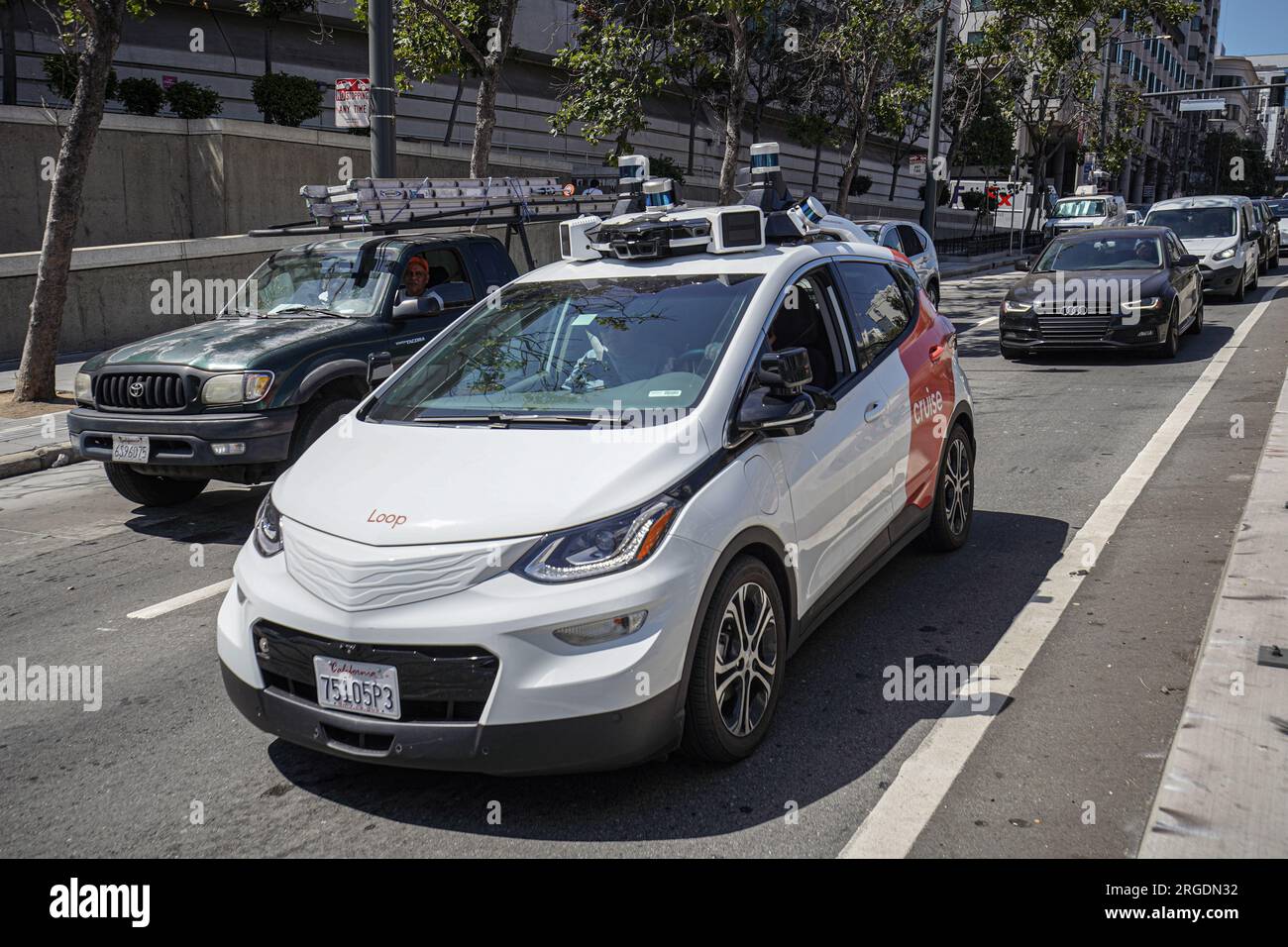 Un taxi senza conducente di Cruise è visto sulla strada di San Francisco. La mattina del 7 agosto, la San Francisco taxi Workers Alliance ha organizzato una protesta fuori dalla sede della California Public Utilities Commission a San Francisco, opponendosi con veemenza all'espansione delle flotte di auto senza conducente all'interno della città. Con una determinazione appassionata, i manifestanti si riuniscono per esprimere il loro forte dissenso contro la presenza di due compagnie, Waymo e Cruise, che forniscono servizi passeggeri commerciali senza conducente. Le preoccupazioni risuonano profondamente mentre i manifestanti si radunano contro la minaccia percepita per la liv Foto Stock