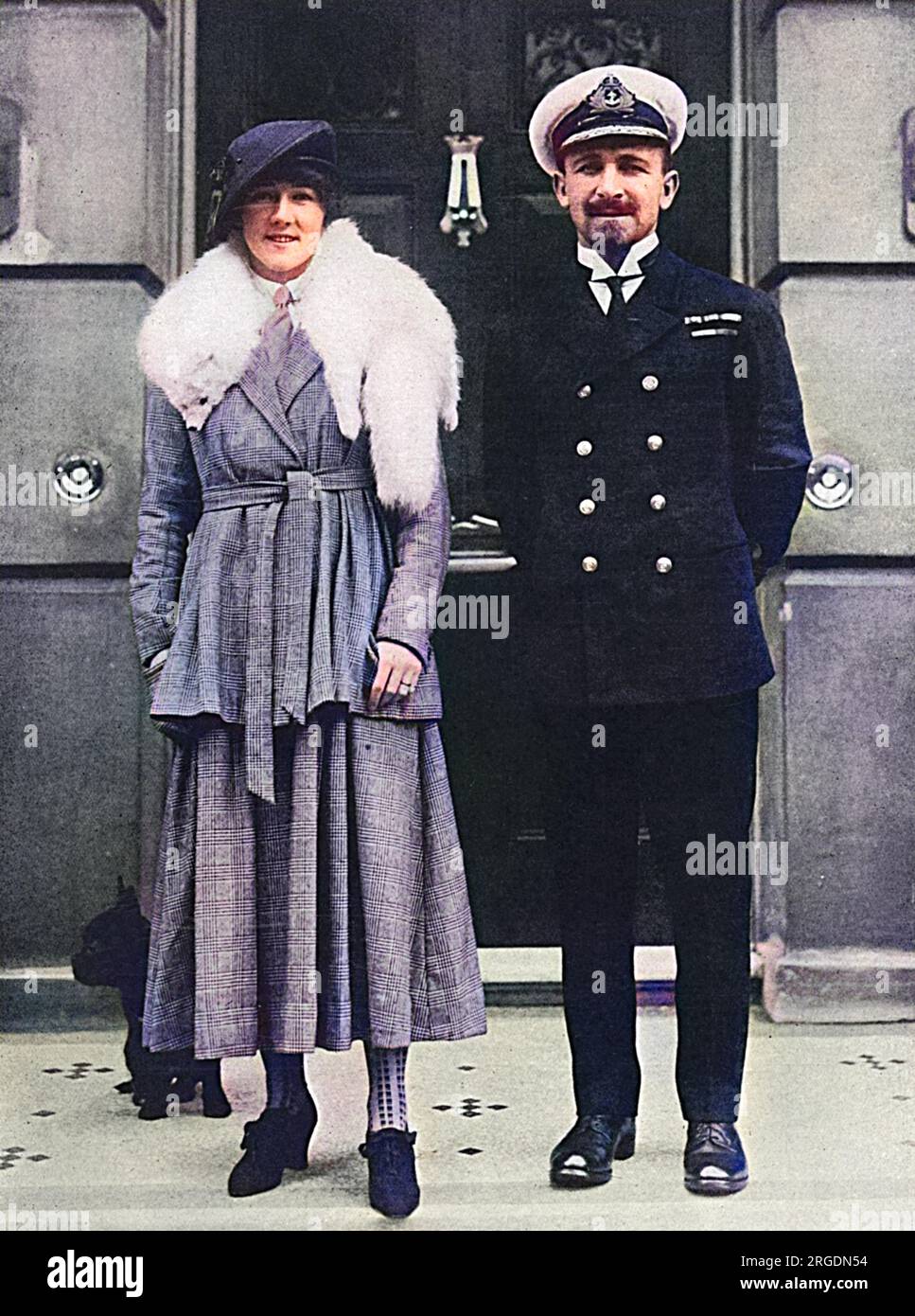Air Commodore Charles Rumney Samson CMG, DSO & Bar, AFC (8 luglio 1883 – 5 febbraio 1931), pioniere dell'aviazione navale britannica. Fu uno dei primi quattro ufficiali selezionati per l'addestramento dei piloti dalla Royal Navy e fu la prima persona a pilotare un aereo da una nave in movimento. Comandò anche i primi veicoli corazzati britannici utilizzati in combattimento. Trasferitosi alla Royal Air Force alla sua creazione nel 1918, Samson detenne il comando di diversi gruppi nell'immediato periodo post-bellico e negli anni '1920 Sua moglie era precedentemente Miss Honor Storey e lavorava come infermiera per la Croce Rossa durante la guerra. Foto Stock