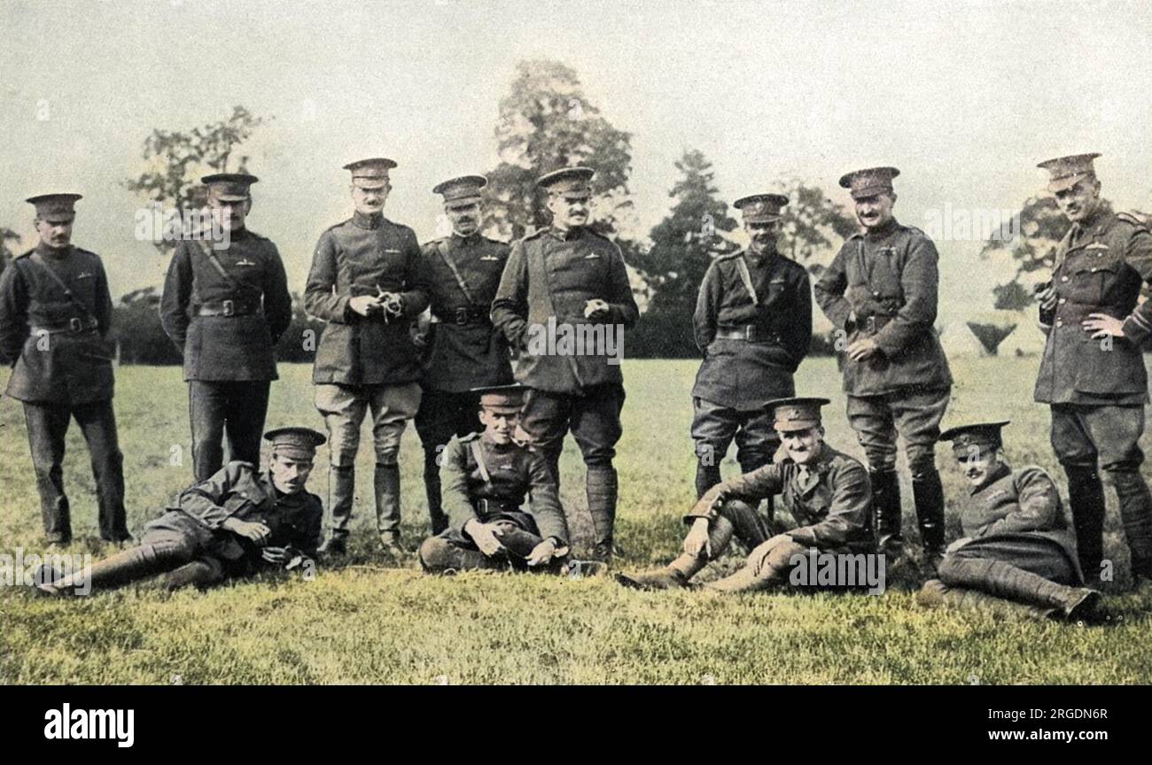 Avieri britannici del Royal Flying Corps, prima guerra mondiale. Da sinistra a destra, Lietenant Playfair, tenente Mills, tenente Soames, capitano Board, maggiore Riley, maggiore Higgins, tenente Jones, tenente Gould, tenente Small e tenente Anderson. Foto Stock