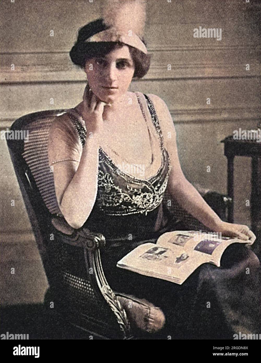 Lady Muriel Paget (1876 - 1938), nee Finch-Hatton, moglie di Sir Richard Surtees Paget, secondo baronetto di Oldfallings Hall, Wolverhampton. Lady Paget era un assistente umanitario, prima istituendo le cucine delle minestre nei quartieri poveri di Londra, diventando segretario del Fondo delle Cucine non valide. All'inizio della prima guerra mondiale aprì una cucina per i rifugiati belgi a Londra. Il suo lavoro si è poi esteso alla Russia e all'Europa orientale, dove ha aperto ospedali di campo e di base, ambulanze e ha lavorato indefatabilmente per i poveri e i bisognosi sia durante che dopo la guerra - lobbying, Foto Stock